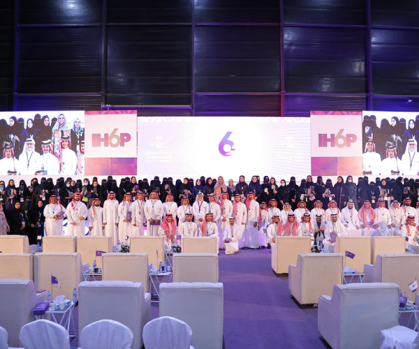 نقدّم حلولاً متكاملة لإدارة وتنظيم المؤتمرات والمعارض الكبرى، بدءاً من وضع الرؤية الاستراتيجية وحتى التنفيذ الميداني الدقيق. نحرص على تنسيق جميع التفاصيل، من إدارة الحضور إلى تشغيل الأنظمة التقنية، لضمان تجربة احترافية سلسة تعكس مستوى عالٍ من الجودة وتحقق أهداف الحدث بكفاءة.